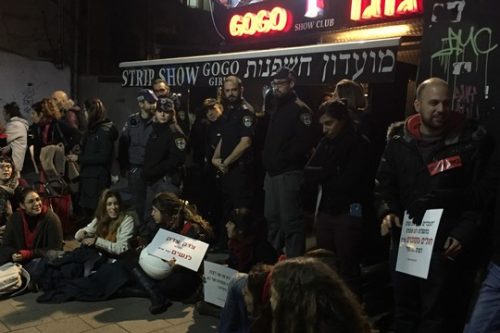 הפגנת "באות לזנאים" בכניסה למועדון החשפנות גוגו, רחוב אלנבי בתל אביב (חגי מטר)