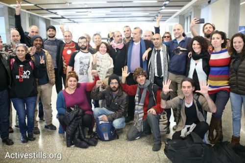כמאה איש הגיעו הבוקר לבית משפט השלום בתל אביב כדי לתמוך בעו"ד ברק כהן וחמישה פעילים נוספים מ"באים לבנקים" בעת הגשת כתב האישום נגדם (אורן זיו/אקטיבסטילס)