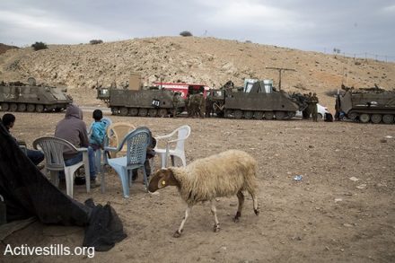 נגמ"ש בחנייה. בקעת הירדן, 8 בדצמבר 2016. (קרן מנור/אקטיבסטילס)