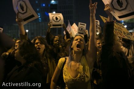 מאות הפגינו מול הקריה בתל אביב במחאה על תרבות האונס והכיסתוח שמאפשרות עסקאות טיעון מקלות עם אנסים ובכירים כמו בוכריס (שירז גרינבאום/אקטיבסטילס)