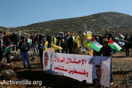 מאות הפגינו בתורמוס עיא לציון שנה למותו של השר זיאד אבו עין. 9 בדצמבר 2016 (קרן מנור/אקטיבסטילס)