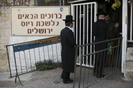 לשכת הגיוס בשכונת מקור ברוך החרדית בירושלים (יונתן סינדל/פלאש90)