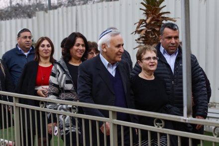 משתחררים ומחייכים. הנשיא שאנס משה קצב יוצא מהכלא לאחר חמש שנים מלווה באשתו ובתומכים. 21 בדצמבר 2016 (אלוני מור/פלאש 90)