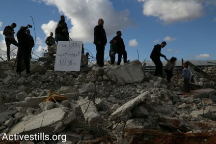 תושבי קלנסווה מעל הבתים ההרוסים השבוע (צילום: קרן מנור, אקטיבסטילס)