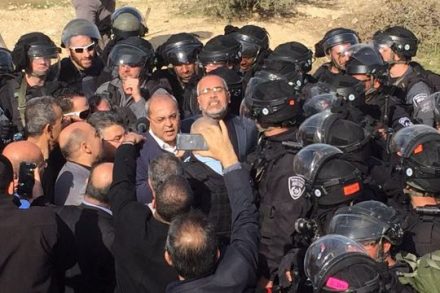 כוחות משטרה ויס"מ מכתרים את ח"כי הרשימה המשותפת באום אל חירן (צילום: דוברות הרשימה המשותפת)