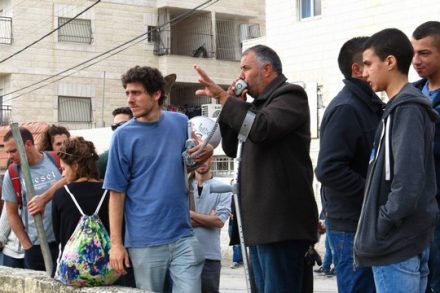 מוחמד אבו חומוס, אחד ממובילי המאבק הלא אלים בירושלים המזרחית, בהפגנה בעיסאוויה. (צילום: גיא בוטביה)