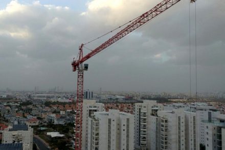 למי אכפת מהאנשים שבונים לנו את הבתים ונמצאים בסכנה בגבהים? (צילום: "ארגון מפעילי עגורן צריח")