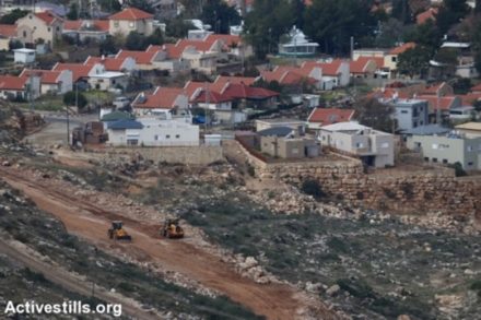 עבודות לבניית גדר סביב ההתנחלות אבני חפץ, 31 בינואר, 2017. (אחמד אל באז/אקטיבסטילס)