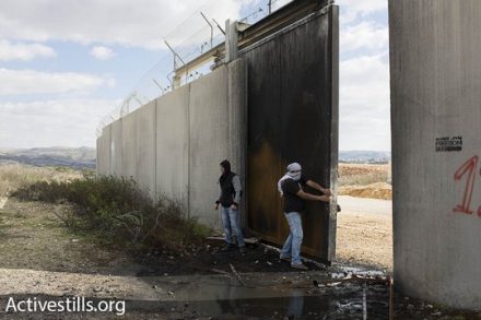 מביטים בעיניים כלות בלמעלה מאלף הדונמים שנותרו מעבר לחומה ובהתנחלות המלבלבת מהצד השני. 12 שנים לציון המאבק העממי בבלעין (אורן זיו/אקטיבסטילס)