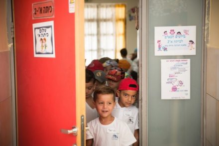 מרגע שהם דורכים במערכת החינוך, המצב הכלכלי של ההורים שלהם יקבע את הצלחתם בבית הספר, ואת יכולת ההשתכרות העתידית שלהם. אילוסטרציה (הדס פרוש/פלאש 90)