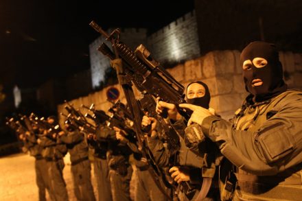 כוחות יס"מ רעולי פנים ליד העיר העתיקה (נתי שוחט / פלאש90)