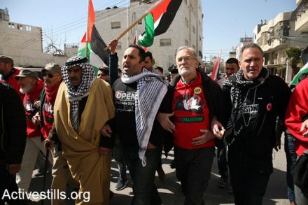 "אנחנו עומדים כאן ביחד זה עם זה כדי להראות שאנחנו נאבקים על זכויות אדם בסיסיות ועל צדק". מאות הפגינו בחברון לציון 23 שנים לטבח במערת המכפלה. (היידי מוטולה/אקטיבסטילס)