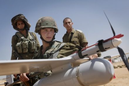 חיילים מיחידת "רוכבי השמיים" המפעילים כתב"מים מתוצרת "אלביט מערכות" במהלך אימון בצאלים. (צילום: מרים אלסטר/פלאש90)