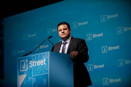 נאום עוצמתי, אבל חסר. איימן עודה נואם בכנס ג'ייסטריט (באדיבות ארגון ג'ייסטריט)