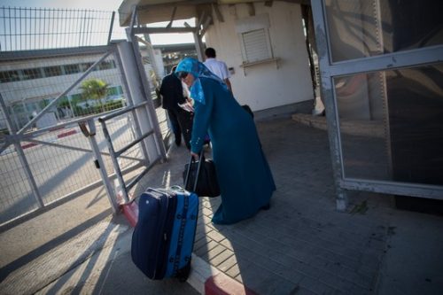 הן מבקשות לצאת מעזה, להתקדם, ולהעשיר את עזה בעוד ועוד כישרונות מקצועיים ולא מקצועיים, כי זאת זכותן. תושבת עזה במעבר ארז (יונתן זינדל/פלאש90)