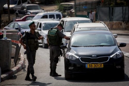 תקועים בפקק: מחסום פתע משטרתי בכניסה לצור באהר, ירושלים המזרחית (הדס פרוש/פלאש90)