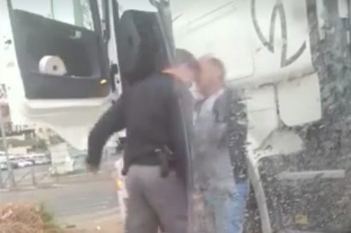 צפו: שוטר בועט ומכה נהג משאית בירושלים המזרחית