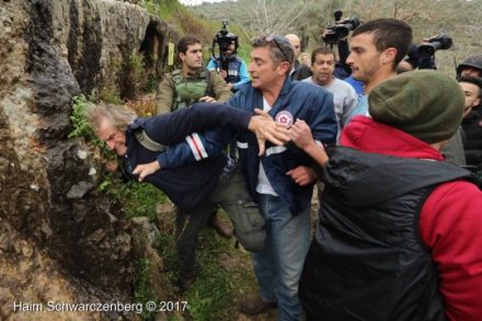 ניתן לראות בבירור את מעיל מד״א אותו התוקף לובש. ההפגנה בנבי סאלח (צילום: חיים שוורצנברג)