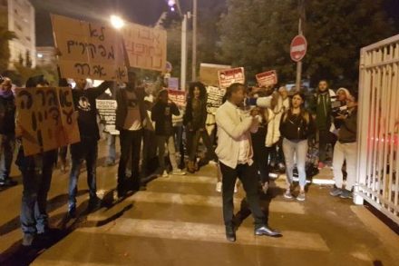 ההפגנה מול בית ראש הממשלה לשחרורו של אברה מנגיסטו (צילום: עמית גילוץ)