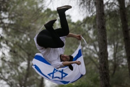 מיקי חייט, חרדי ומורה לקפוארה, עם דגל ישראל (צילום: נתי שוחט, פלאש90)