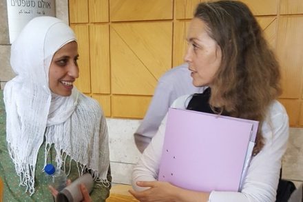 דארין טאטור ועורכת הדין גבי לסקי מחוץ לאולם בית המשפט בנצרת (צילום: יואב חיפאווי)