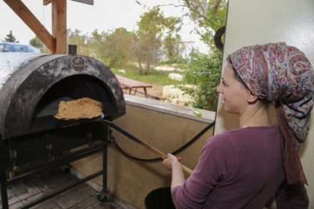 ניצול חלון ההזדמנויות בזמן, הוא הוא הדבר שימנע את ההחמצה. הכנת מצות לפסח. (גרשון אלינסון/פלאש90)