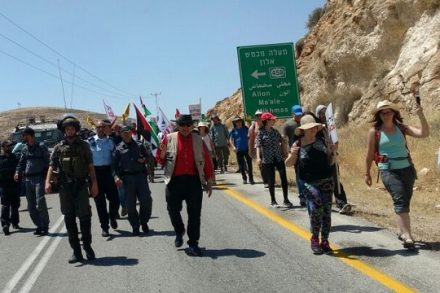 כמאתיים פעילי שמאל הפגינו נגד הכיבוש ונגד אלימות מתנחלים ליד מאחז הבלאדים. (צילום: אורלי נוי)