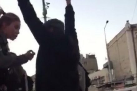 צלם אקטיבסטילס, פאיז אבו רמלה, נעצר בשער שכם בירושלים (צילום מסך)