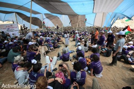 הפעילים מאזינים להרצאה של אחד מזקני הכפר. "צומוד, מחנה החירות". הכפר סארורה הגדה המערבית, 19 במאי 2017 (צילום: אחמד אל-באז אקטיבסטילס)