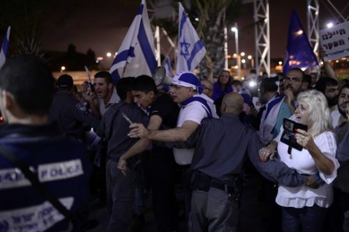 יכול להיות שזה קומץ, אבל זה חתיכת קומץ חזק. מפגינים מחוץ לטקס הזיכרון הישראלי-פלסטיני (תומר ניוברג/פלאש90)