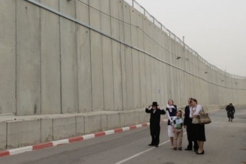 "בטוחים": מתפללים חרדים מישראל מול קיר הבטון שהחליף את המבנה המוכר בקבר רחל (צילום: יובל בן עמי)