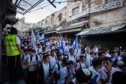 את זה דווקא בג"ץ מאשר בלי להסס. ריקוד הדגלים בירושלים, מופע של גזענות המונית. 24 במאי 2017 (צילום: הדס פרוש/פלאש90)