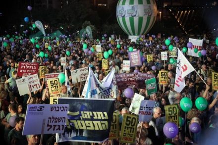 אלפים בהפגנה בכיכר רבין, קוראים לסיום הכיבוש (פלאש 90)