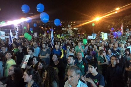 אלפים בהפגנה בכיכר רבין, קוראים לסיום הכיבוש (חגי מטר)
