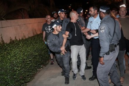מעצר של אחד המפגינים בהפגנה נגד שחיתות שלטונית והניסיונות לפגוע בחופש המחאה (צילום: רועי אלימה/פלאש90)