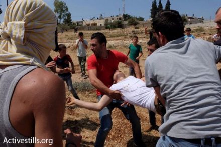 סבע נידאל עוביד בן 23 מאזור סלפית, זמן קצר לאחר שנורה בכפר נבי סאלח. 12 במאי 2017. (צילום מיקי קרצמן/אקטיבסטילס)