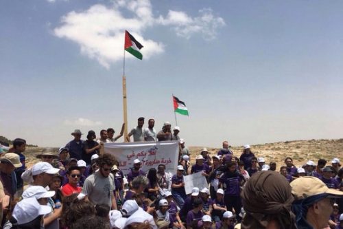 "צומוד": מאות פלסטינים ויהודים הקימו מאחז מחאה בגדה