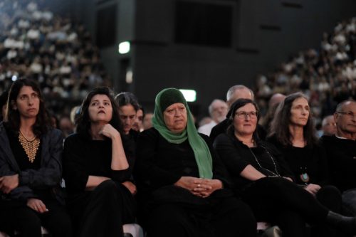 נשים בטקס יום הזיכרון המשותף, 2017, תל אביב (תומר ניוברג / פלאש90)