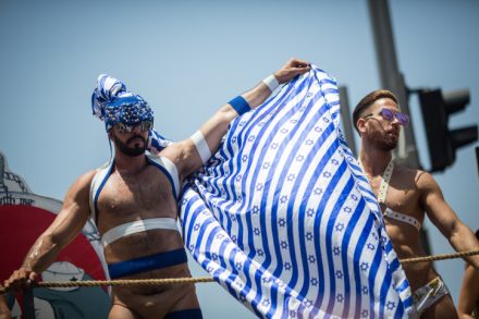 נאורות מדומה על הגב של להט"ב פלסטינים. צועדים עטופים בדגלי ישראל במצעד הגאווה בתל אביב , 9 ביוני 2017. (צילום: הדס פרוש, פלאש90)