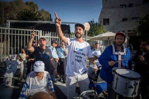 באיזה סמכות כלכלן ואדריכל נכנסים לשאלות של רפואה ועבודה הסוציאלית? הפגנת הנכים מול בית ראש הממשלה בירושלים (צילום: יונתן זינדל/פלאש90)