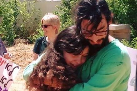 עתליה ואמיתי בן-אבא בחיבוק אמיץ לפני כניסתה של עתליה לכליאה. (צילום: ערן טורבינר)