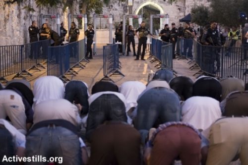 מתפללים מול המגנומטרים בכניסה לאל אקצה, שער האריות 16.7, ביום בו הוצבו (אקטיבסטילס)