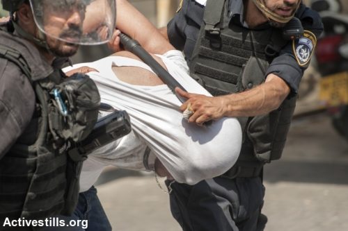 שוטרי מג״ב מובלים צעיר פלסטיני, לאחר שמסתערבים עצרו אותו ואחרים בסיום תפילת יום השישי בוואדי ג׳וז 21.7