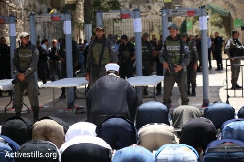 בתמונות: תפילות מחאה נגד הצבת מגנומטרים בכניסה לאל אקצא