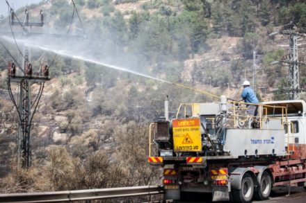 עובדי חברת חשמל בעת עבודתם (צילום: נועם מושקוביץ, פלאש90)