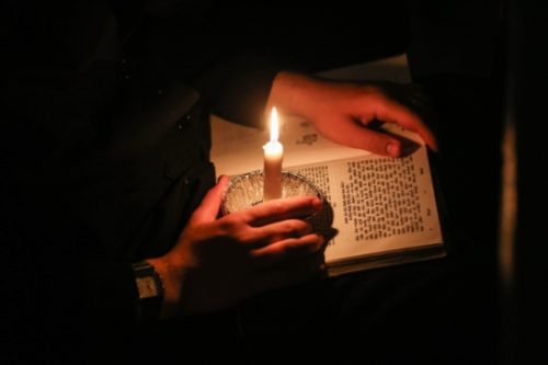 אמירת קינות בתשעה באב (צילום: יעקב לדרמן, פלאש90)