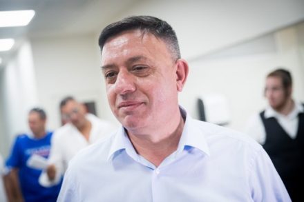 אם הוא לא יתבייש להיות שמאל, אולי הוא יוכל לנצח את נתניהו. היו"ר החדש של מפלגת העבודה, אבי גבאי (יונתן זינדל/פלאש90)