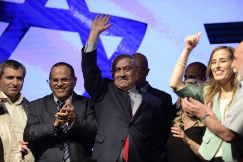 עוד שש שנות כיבוש: עוד התנחלויות לישראלים ונישול לפלסטינים, עוד שש שנים של הרג, אלימות ודיכוי. ובד בבד עם כל אלו – ים רגוע, שמיים בהירים ושום צונאמי. נתניהו בכנס התמיכה בגני התערוכה (תומר ניוברג/פלאש90)