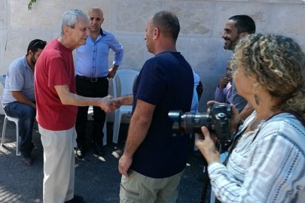 היועץ המשפטי לממשלה לשעבר מיכאל בן יאיר בביקור בבית בו התגוררה משפחתו בשייח' ג'ראח
