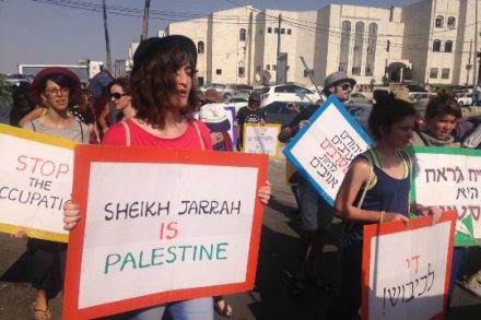 מפגינים צועדים לביתה של משפחת שמסאנה בשייח' ג'ראח (צילום: מעיין דק)